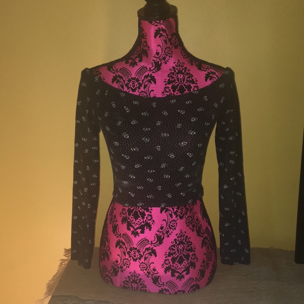 Black and white long sleeve crop top